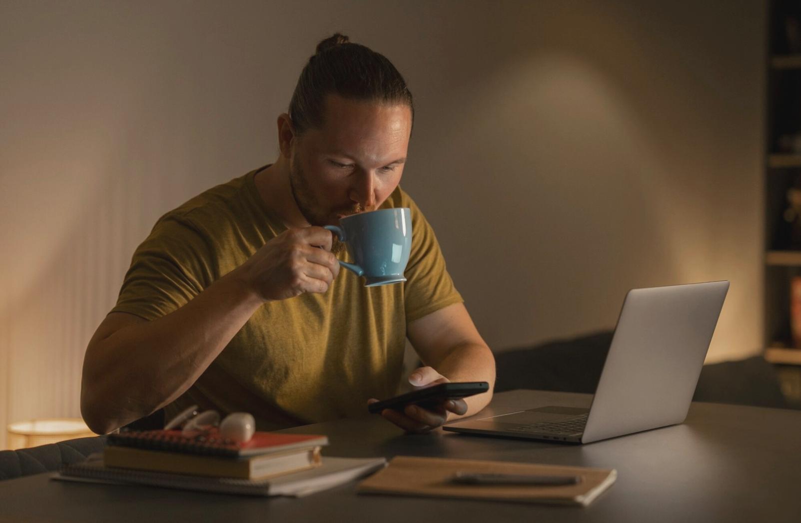Modernes Büro mit zeitgemäßer Arbeitsumgebung für persönliche Beratungsgespräche