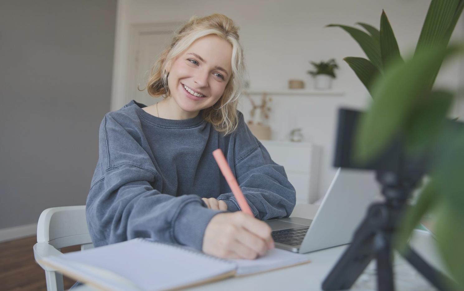 Teilnehmende arbeiten an praktischen Kostenmanagement-Übungen