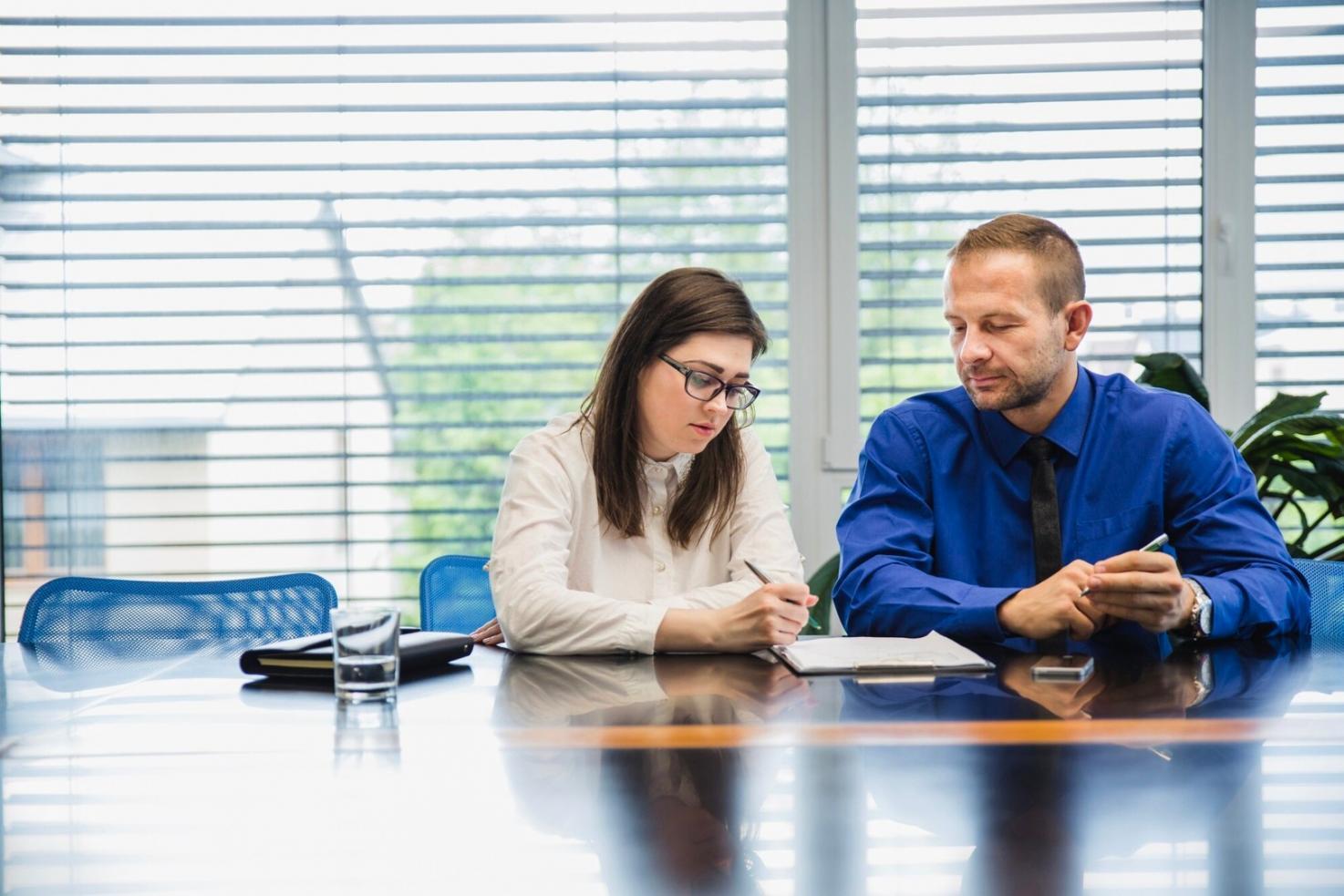 Studierende bei der Finanzplanung mit Unterlagen und Laptop