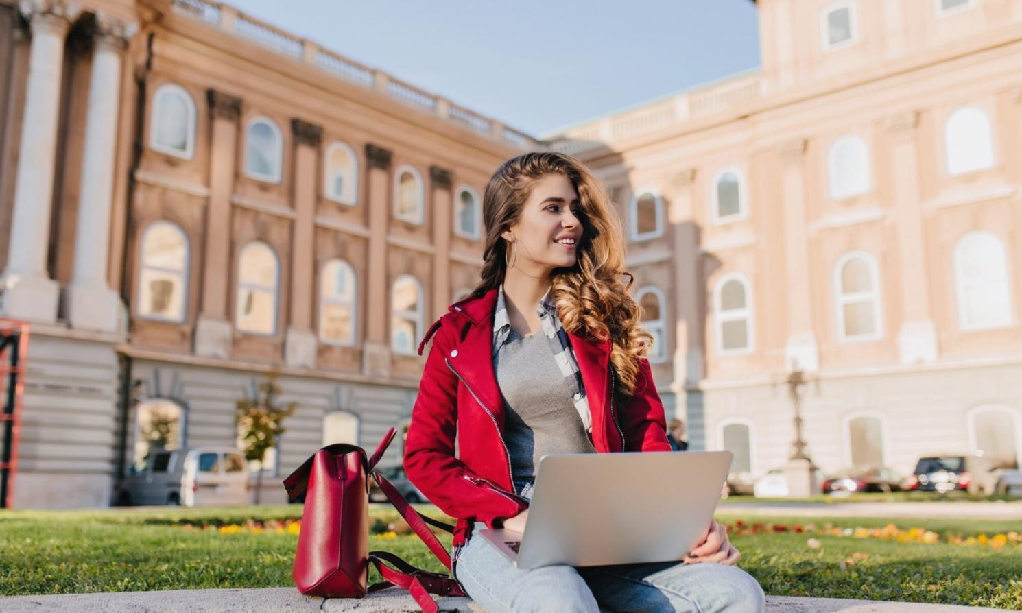 Teilnehmende des Finanzmanagement-Programms bei der gemeinsamen Arbeit an Kostenanalysen